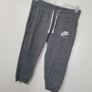 Nike Cropped Comfy Vintage Capris Size M 😍
